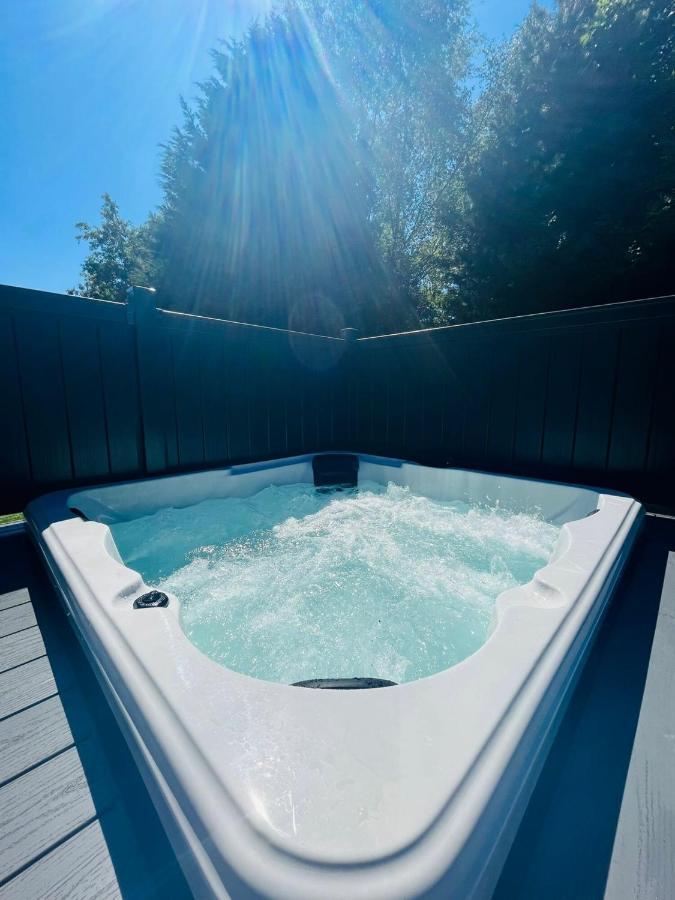 Copse View Lodge With Hot Tub York Exterior photo
