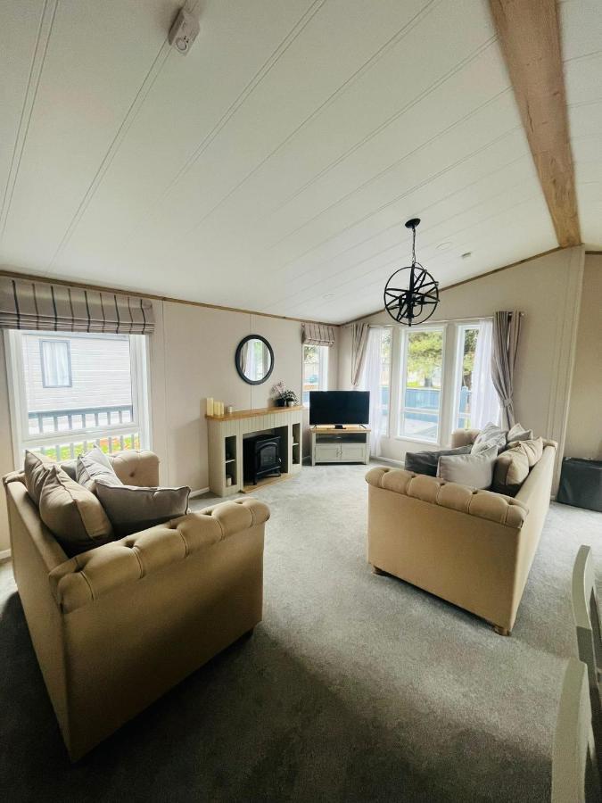 Copse View Lodge With Hot Tub York Exterior photo