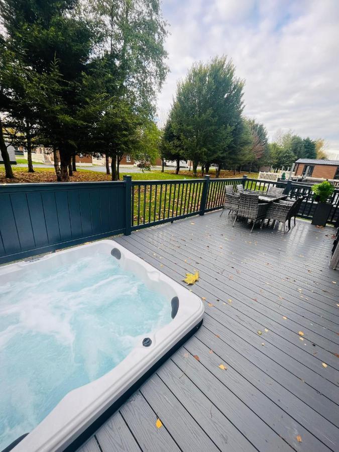 Copse View Lodge With Hot Tub York Exterior photo